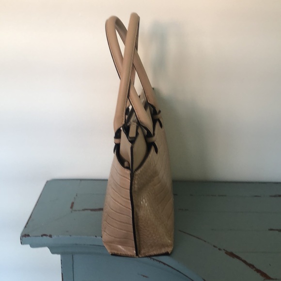 Faux Snakeskin Enzo Angiolini beige bag.  Stylish bag for dress-outfit. - Picture 3 of 7